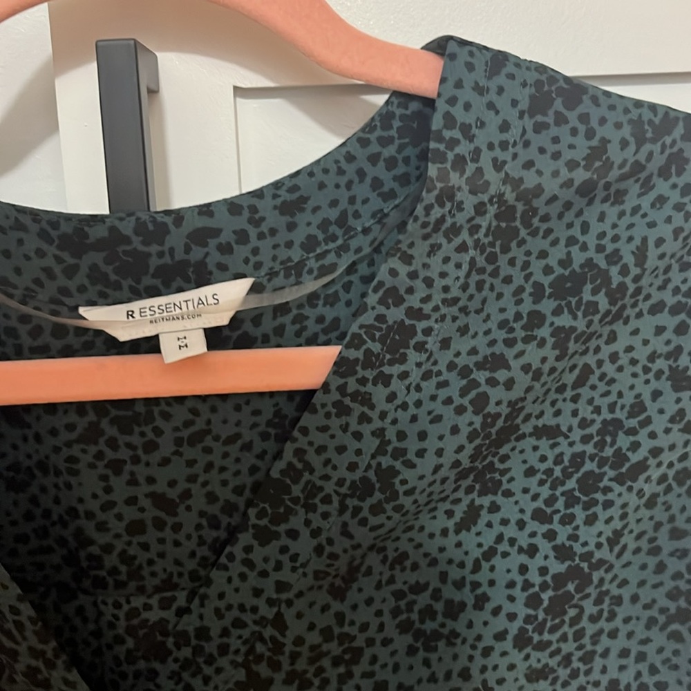 R Essentials Size M - Picture 2 of 2